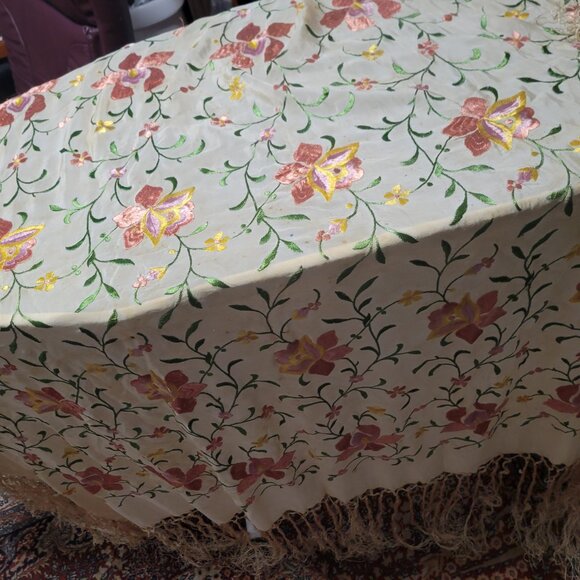Vintage 1900's Silk hand Embroidered Piano Shawl or Spanish Shawl - Picture 5 of 5